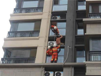 正在拆卸的室外機